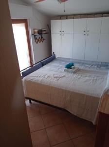 une chambre avec un grand lit et une fenêtre dans l'établissement Casa al mare, à Francavilla al Mare