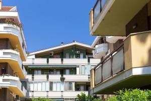 un grand bâtiment avec des balcons sur le côté dans l'établissement Casa al mare, à Francavilla al Mare
