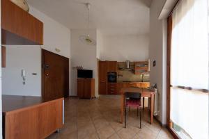 une cuisine avec une table et une chaise dans une pièce dans l'établissement Casa al mare, à Francavilla al Mare 9 autres photos