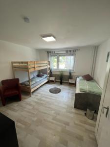 Habitación con dormitorio con literas y suelo. en Monteurapart Neu-Ulm, en Neu-Ulm