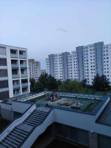 華沙的住宿－Apartamenty METRO TARGÓWEK 27，一座建筑,上面有花园,还有建筑