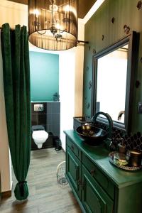 a bathroom with a green sink and a mirror at Agroturystyka Głuchowskie Specjały in Głuchów