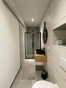 Bathroom sa AEGIDA BEACHFRONT apartment