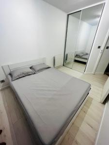 מיטה או מיטות בחדר ב-RAINIE APPART