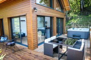 una terraza con parrilla y sillas en una casa en Chalet d'Andreyt, en Béost