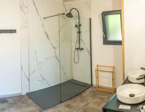 Béost的住宿－Chalet d'Andreyt，浴室设有玻璃淋浴间、卫生间和水槽。