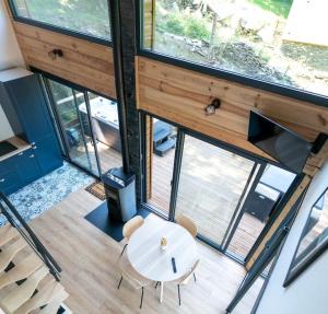 una vista aérea de una habitación con mesa y sillas en Chalet d'Andreyt, en Béost