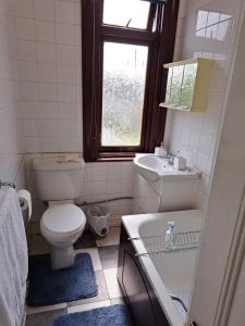 Luxury 5 bedroom home near London Seven Kings Train station- 5 Room, 6 bed and sleeps 8 guest