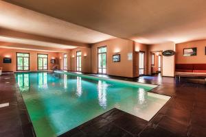 a swimming pool in a large room with a large at Villa Oasi - by MyHomeInComo in Canzo