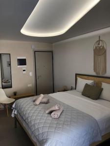 a bedroom with two towels on a bed at Anastasia Suite/byArtistUnknown in Vari