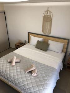 1 dormitorio con 1 cama con 2 toallas en Anastasia Suite/byArtistUnknown, en Vari
