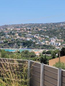 una vista de una ciudad desde detrás de una valla en Horizon Villa Almyrida, en Almyrida