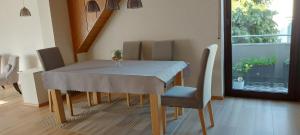 einem Esstisch und Stühlen mit einem Glas Wein in der Unterkunft Ferienwohnung Treysa in Schwalmstadt