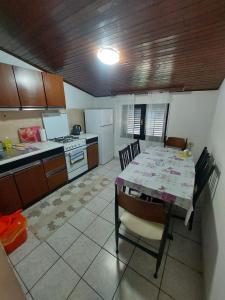 Kuchyň nebo kuchyňský kout v ubytování Apartmani Vuksanović