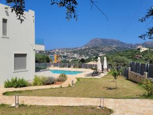 Villa con piscina y montañas de fondo en Horizon Villa Almyrida, en Almyrida