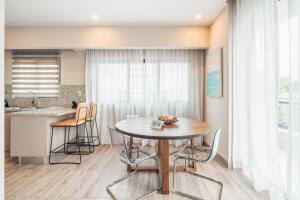 uma cozinha e sala de jantar com mesa e cadeiras em Fully Serviced Apartment at Regatta Living II - 302 em Santo Domingo