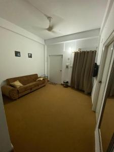 ラーワルピンディーにあるApartment first floor for rent near commercial market satellite town Rawalpindiのリビングルーム(ソファ付)