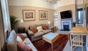 - un salon avec un canapé et une table dans l'établissement Self contained Garden Flat newly Refurbished, à Bridlington
