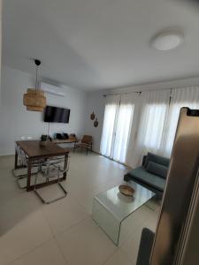 Televízia a/alebo spoločenská miestnosť v ubytovaní Horizon Villa Almyrida