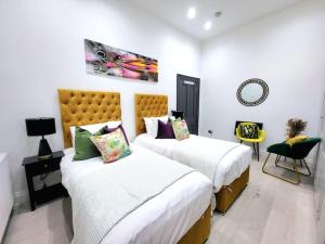 Spacious Six Bedrooms House By Sensational Stay Short Lets & Serviced Accommodation With 13 Beds, Free Parking, Free Wi-fi & Balcony