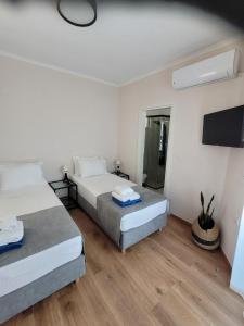 Televízia a/alebo spoločenská miestnosť v ubytovaní Horizon Villa Almyrida