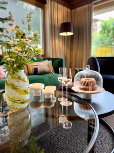ein Wohnzimmer mit einem Tisch mit Brille und einer Vase in der Unterkunft Appart Hotel Knappaboda in Lech am Arlberg