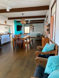 a living room with a table and a dining room at Casa do Point in Saquarema