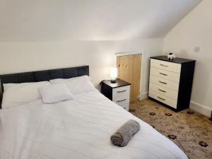 1 dormitorio con 1 cama blanca grande y vestidor en MM Short Stays en Birmingham