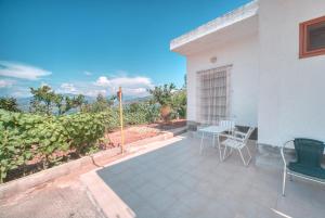 eine Terrasse mit einem Tisch und Stühlen sowie Aussicht in der Unterkunft Mirror beach-Apartments Mecaj in (( Kalive Gjoka ))