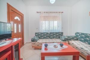 ein Wohnzimmer mit einem Sofa und einem Tisch in der Unterkunft Mirror beach-Apartments Mecaj in (( Kalive Gjoka ))