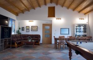 a living room with a couch and a pool table at Casa Rural EL RINCON DEL CHEF in Castrojeriz