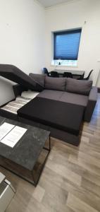 un soggiorno con un divano e un tavolo di TromsøApartment Silent area with free parking I have caravan for rent same place, 4 people a Tromsø