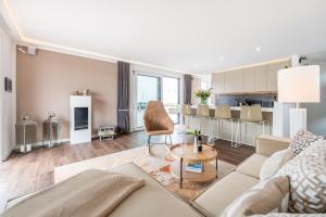 200 qm schwimmendes Penthouse的厨房或小厨房