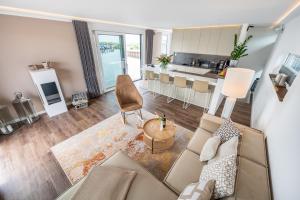200 qm schwimmendes Penthouse的休息区