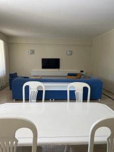 Cette chambre comprend une table, des chaises et un lit. dans l'établissement RARE house with garden, à Tbilissi