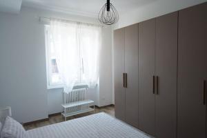 - une chambre avec un lit et une fenêtre dans l'établissement Appartamento Santa Rita - STADIO & PALA OLIMPICO INALPI ARENA, à Turin