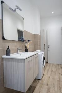 La salle de bains est pourvue d'un lavabo et d'un lave-linge. dans l'établissement Appartamento Santa Rita - STADIO & PALA OLIMPICO INALPI ARENA, à Turin