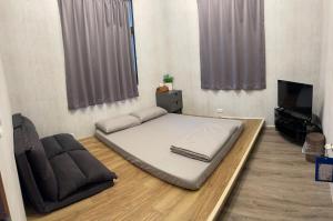 TV a/nebo společenská místnost v ubytování 東澳海安獨木舟背包客棧Hai An 2 Hostel