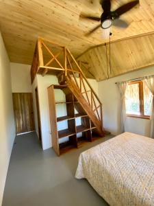 El Puertón的住宿－Cabaña CasaMar Angelica，一间卧室设有一张床和木制天花板