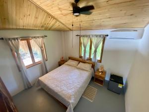 El Puertón的住宿－Cabaña CasaMar Angelica，一间小卧室,配有一张床和天花板