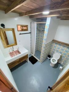 a bathroom with a shower and a toilet and a sink at Cabaña CasaMar Angelica in El Puertón