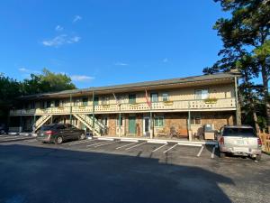 um edifício com carros estacionados num parque de estacionamento em Edelweiss Inn em Eureka Springs