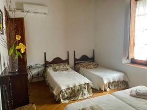 Habitación con 2 camas en una habitación con ventana en Escapada rural para descansar - Cicloturismo - Provincia Girona en Osor