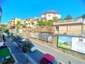 una calle con coches estacionados al costado de la carretera en Suite Semeria 19 - Sanremo, en San Remo