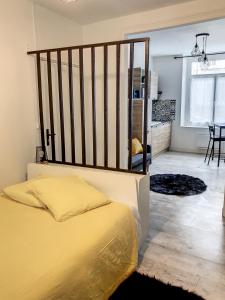 1 dormitorio con 1 cama en una habitación en Street Home, en Boulogne-sur-Mer