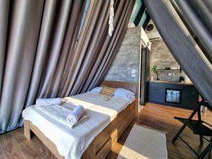 Voodi või voodid majutusasutuse Glamping A frame lake Heated pool toas