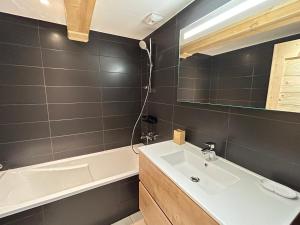 Ένα μπάνιο στο Superbe duplex central avec accès Spa, terrasse et parking - FR-1-623-288 +10 φωτογραφίες