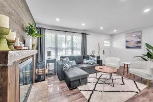 sala de estar con sofá y chimenea en Comforting Retreat Near Woodfield Mall home, en Rolling Meadows