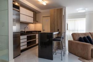 Una cocina o zona de cocina en Apartamento Alto Padrão