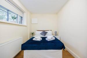 - une chambre avec un lit et 2 serviettes dans l'établissement Bloomsbury Pad, à Londres